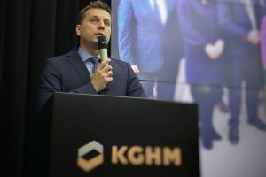 wiceprezes kghm podczas otwarcia konferencji