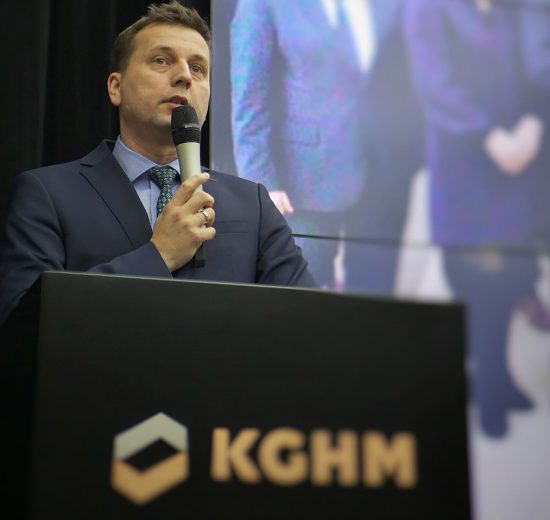 wiceprezes kghm podczas otwarcia konferencji